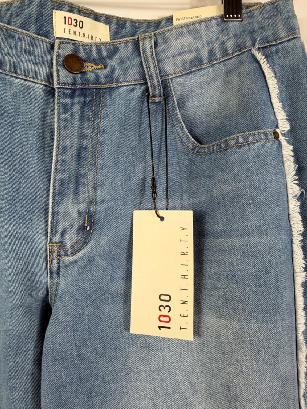 NWT Twist Relaxed Low RiseWide Leg Frayed Seam Jeans - Light Blue. Size 7 / 28 - Picture 3 of 9